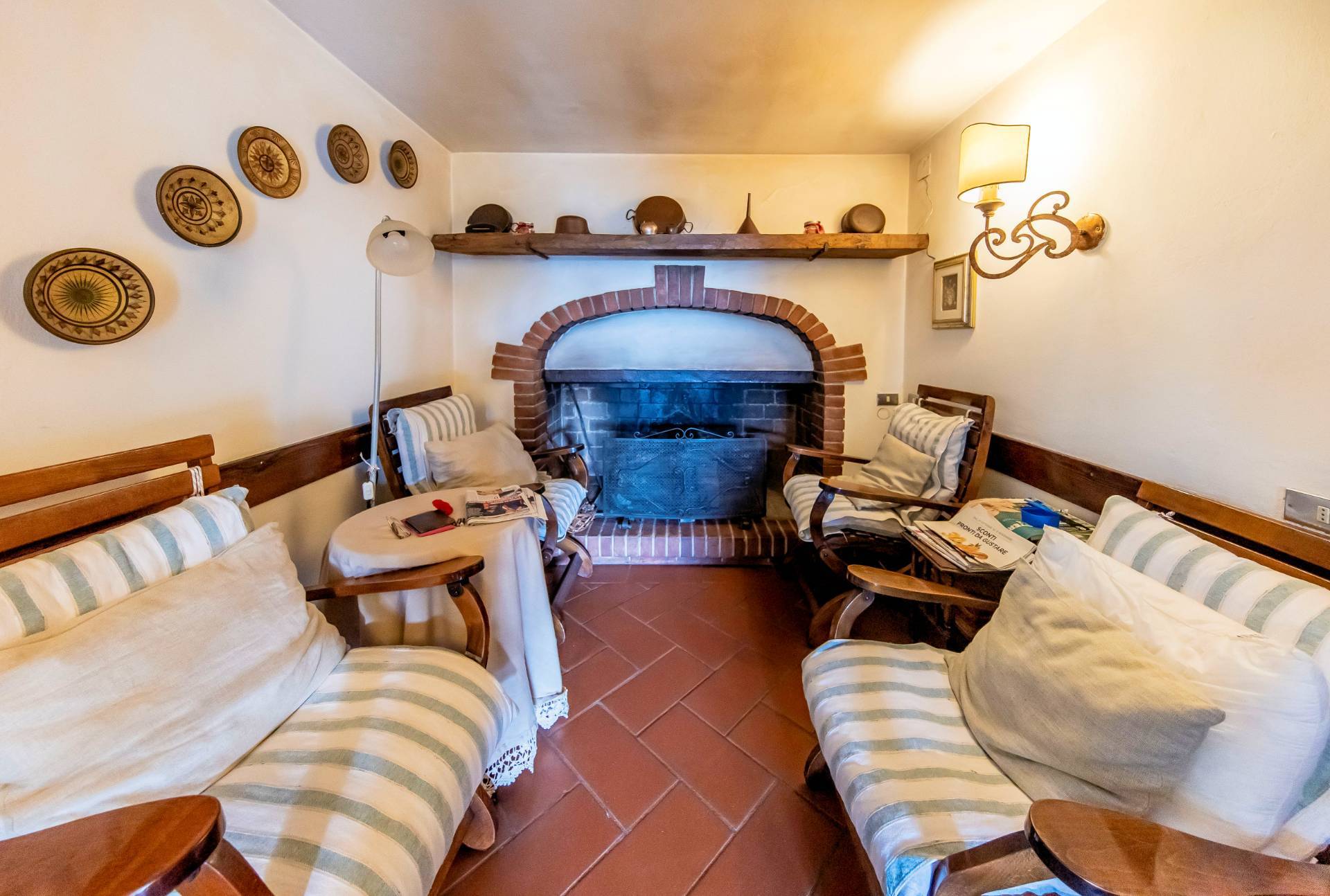 Villa di ampia superficie in posizione panoramica con giardino in vendita a Pescia