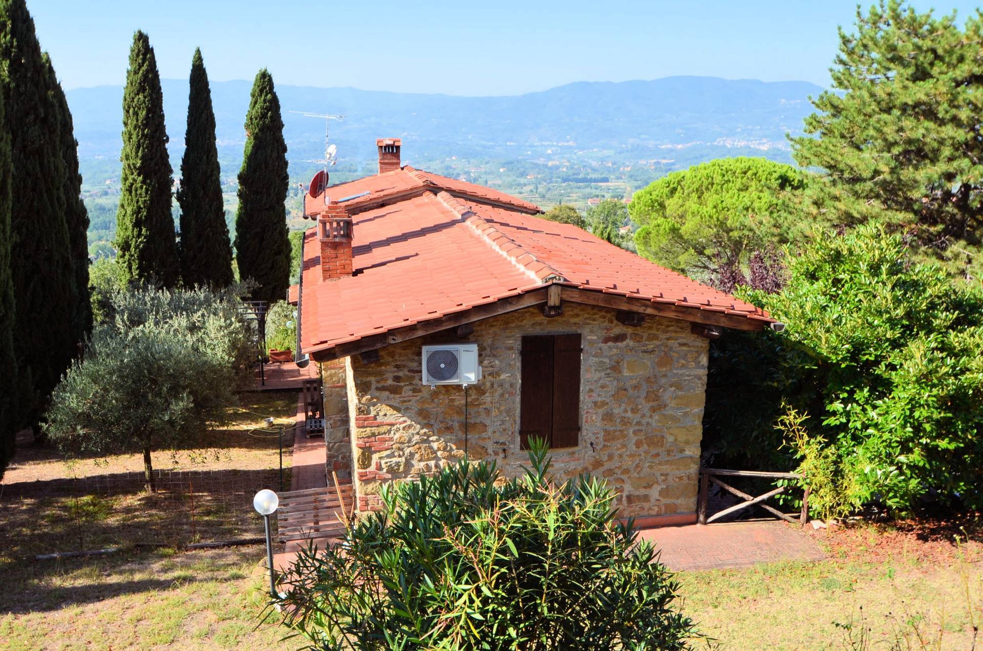 Casale in stile Toscano con parco piscina e dependance in zona panoramica in vendita a Reggello