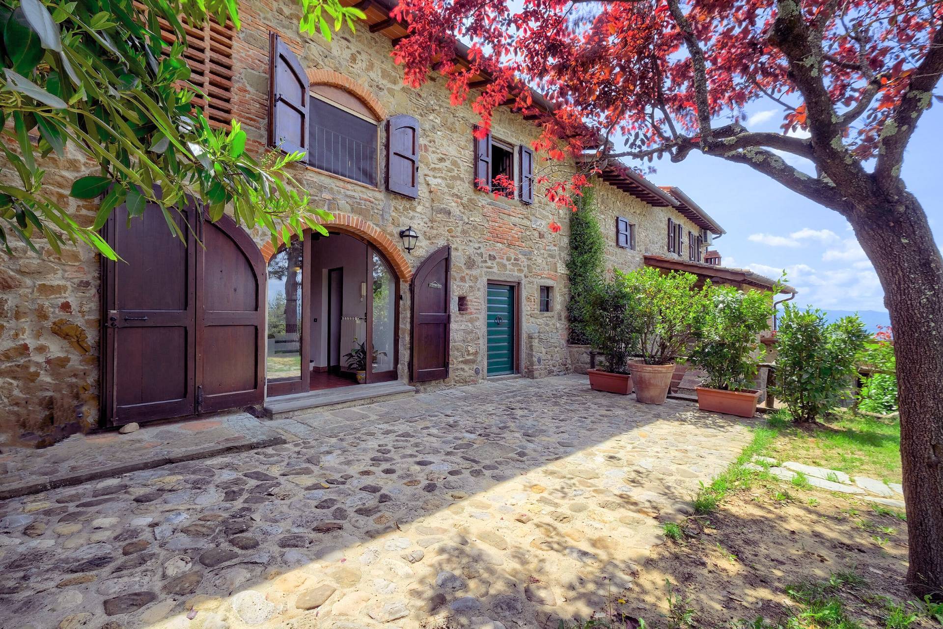 Casale in stile Toscano con parco piscina e dependance in zona panoramica in vendita a Reggello