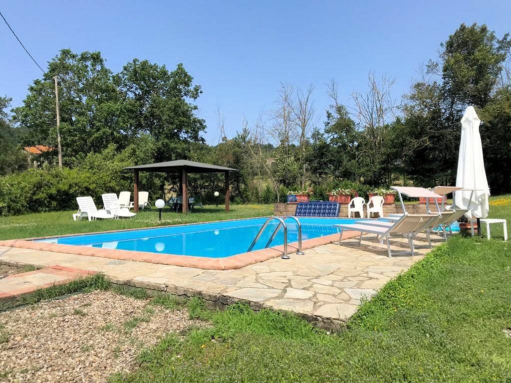 Rustico in stile Toscano con giardino e piscina in ottima posizione in vendita a Roccastrada, Sassof