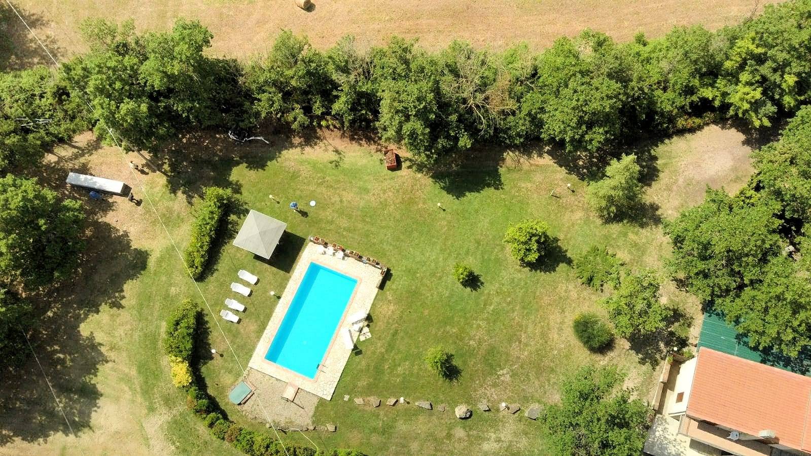 Rustico in stile Toscano con giardino e piscina in ottima posizione in vendita a Roccastrada, Sassof