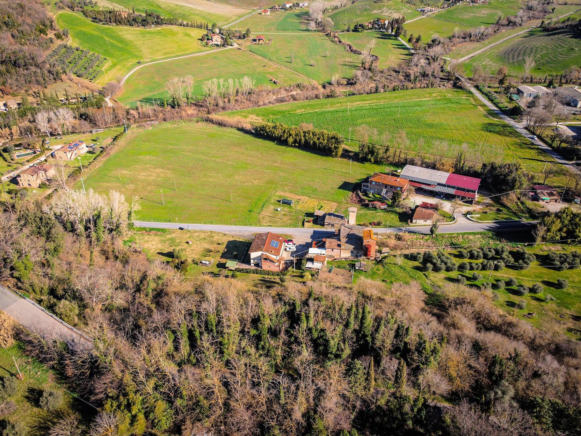 Complesso immobiliare di ampia superficie con terreno in vendita a Volterra