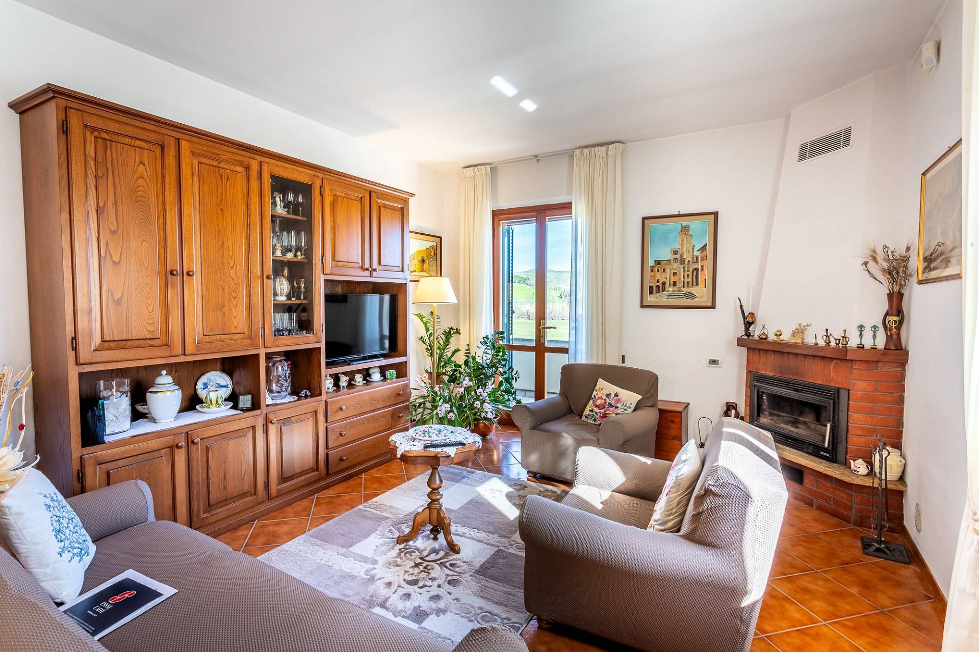 Complesso immobiliare di ampia superficie con terreno in vendita a Volterra