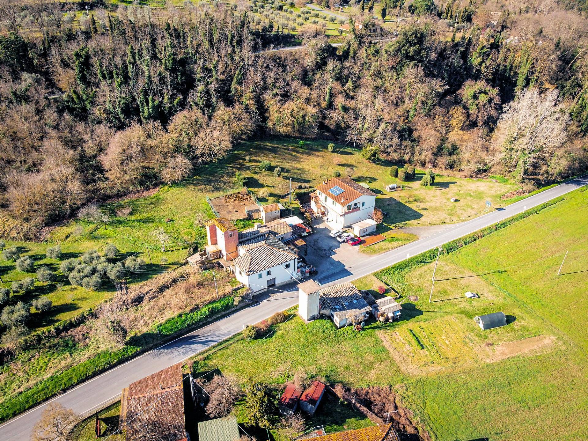 Complesso immobiliare di ampia superficie con terreno in vendita a Volterra