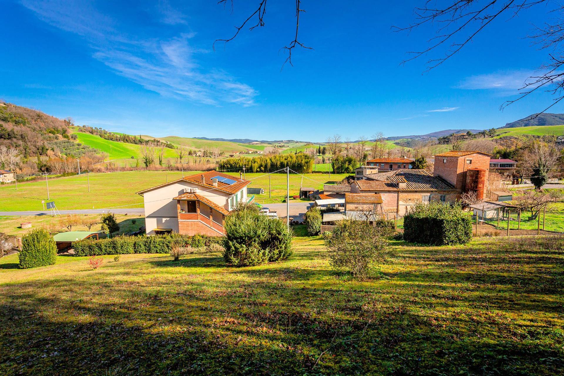 Complesso immobiliare di ampia superficie con terreno in vendita a Volterra