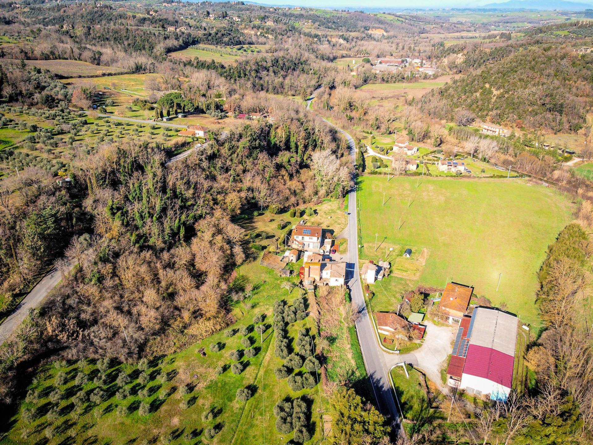 Complesso immobiliare di ampia superficie con terreno in vendita a Volterra