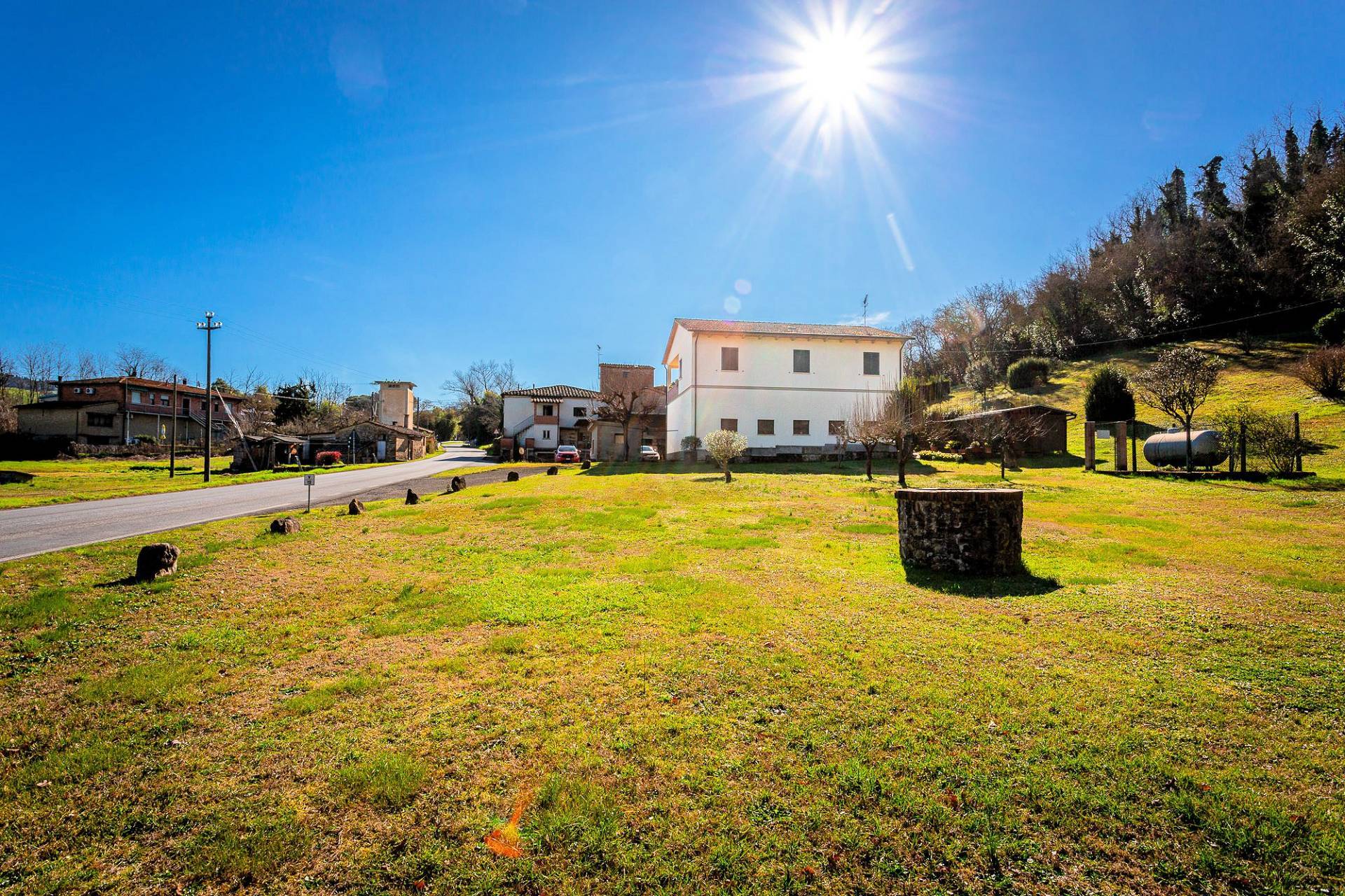 Complesso immobiliare di ampia superficie con terreno in vendita a Volterra