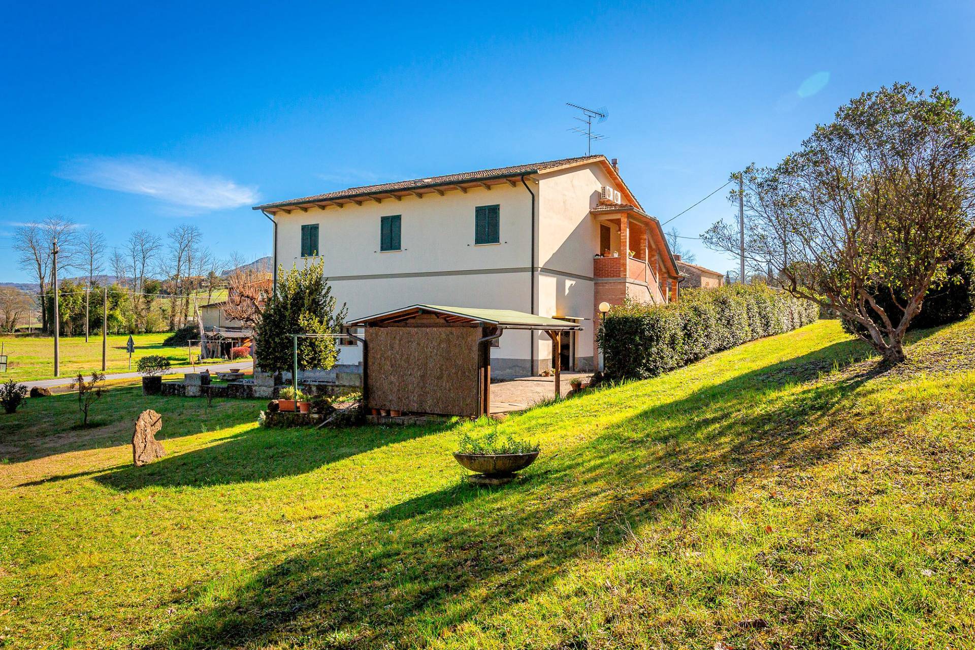 Complesso immobiliare di ampia superficie con terreno in vendita a Volterra