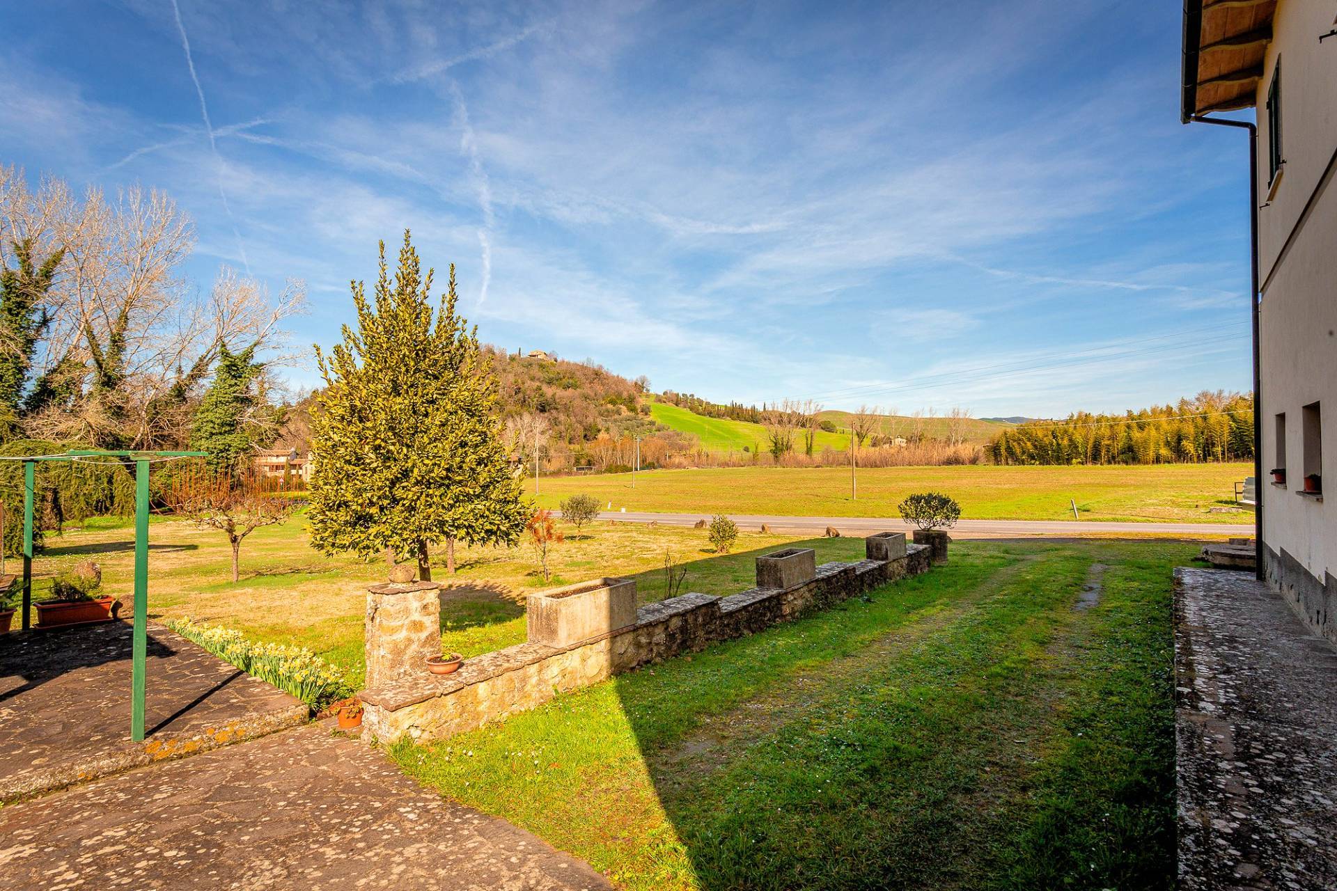 Complesso immobiliare di ampia superficie con terreno in vendita a Volterra