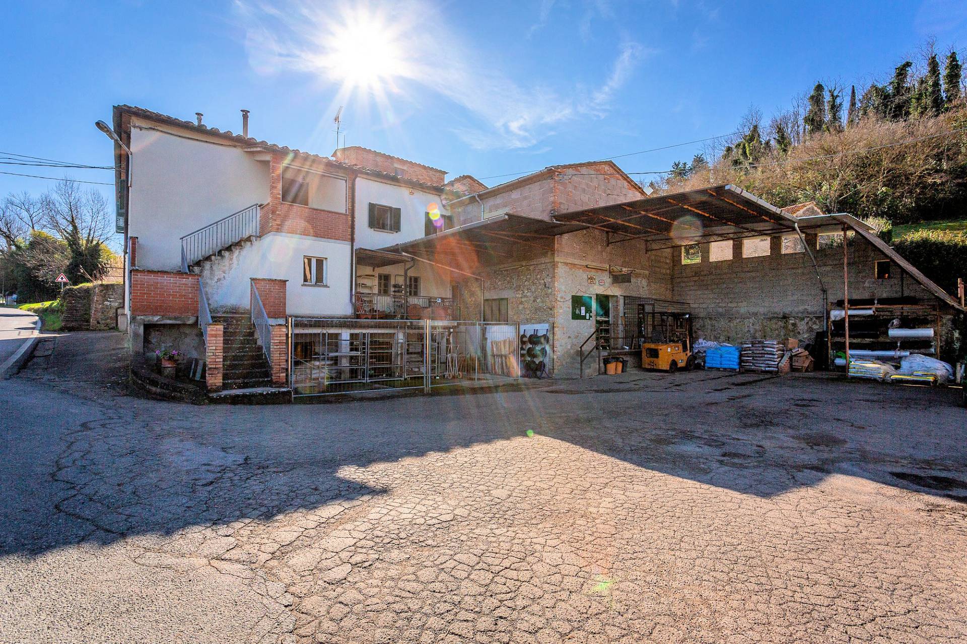 Complesso immobiliare di ampia superficie con terreno in vendita a Volterra