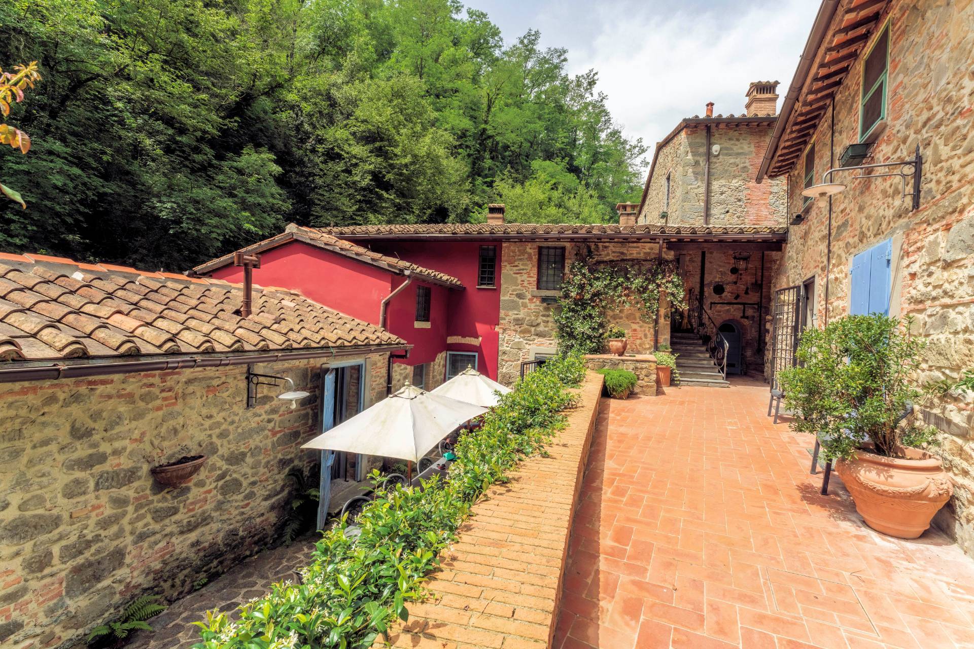 Rustico in stile Toscano con giardino e piscina in vendita a Buggiano, Colle
