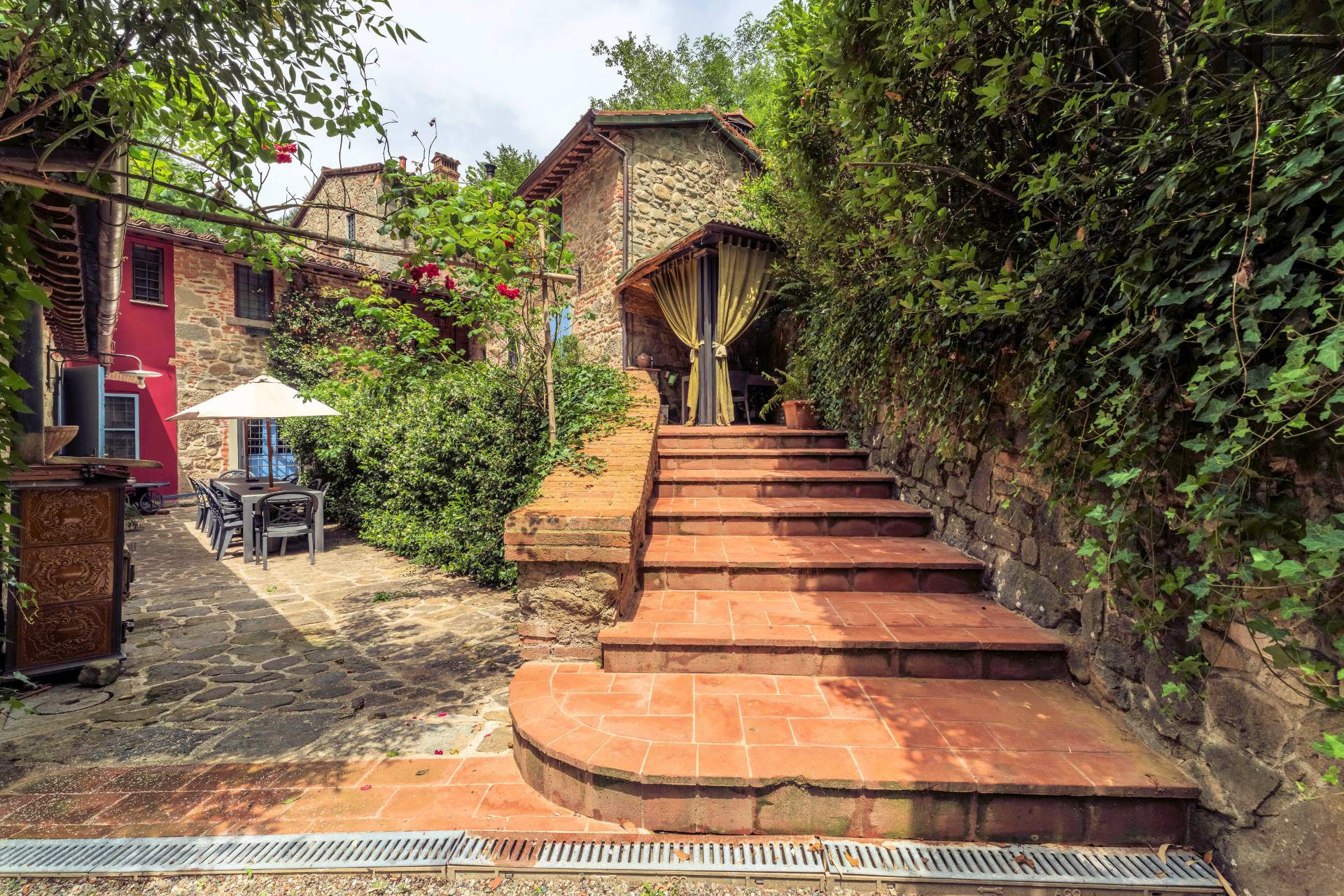 Rustico in stile Toscano con giardino e piscina in vendita a Buggiano, Colle
