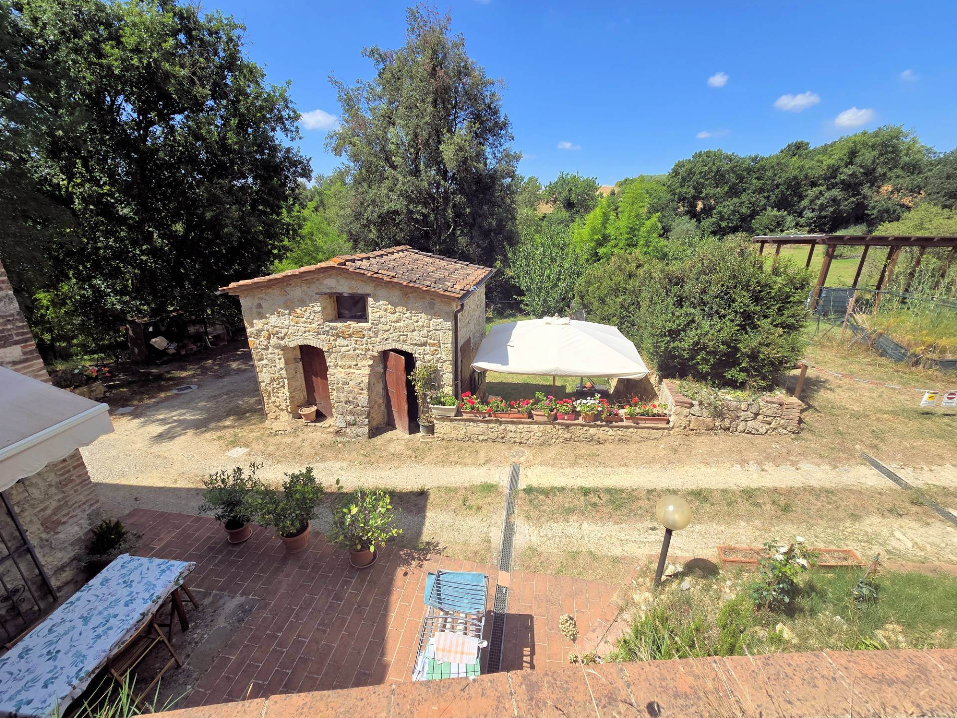 Antico fienile completamente ristrutturato con giardino e annessi posto in un piccolo borgo in vendi