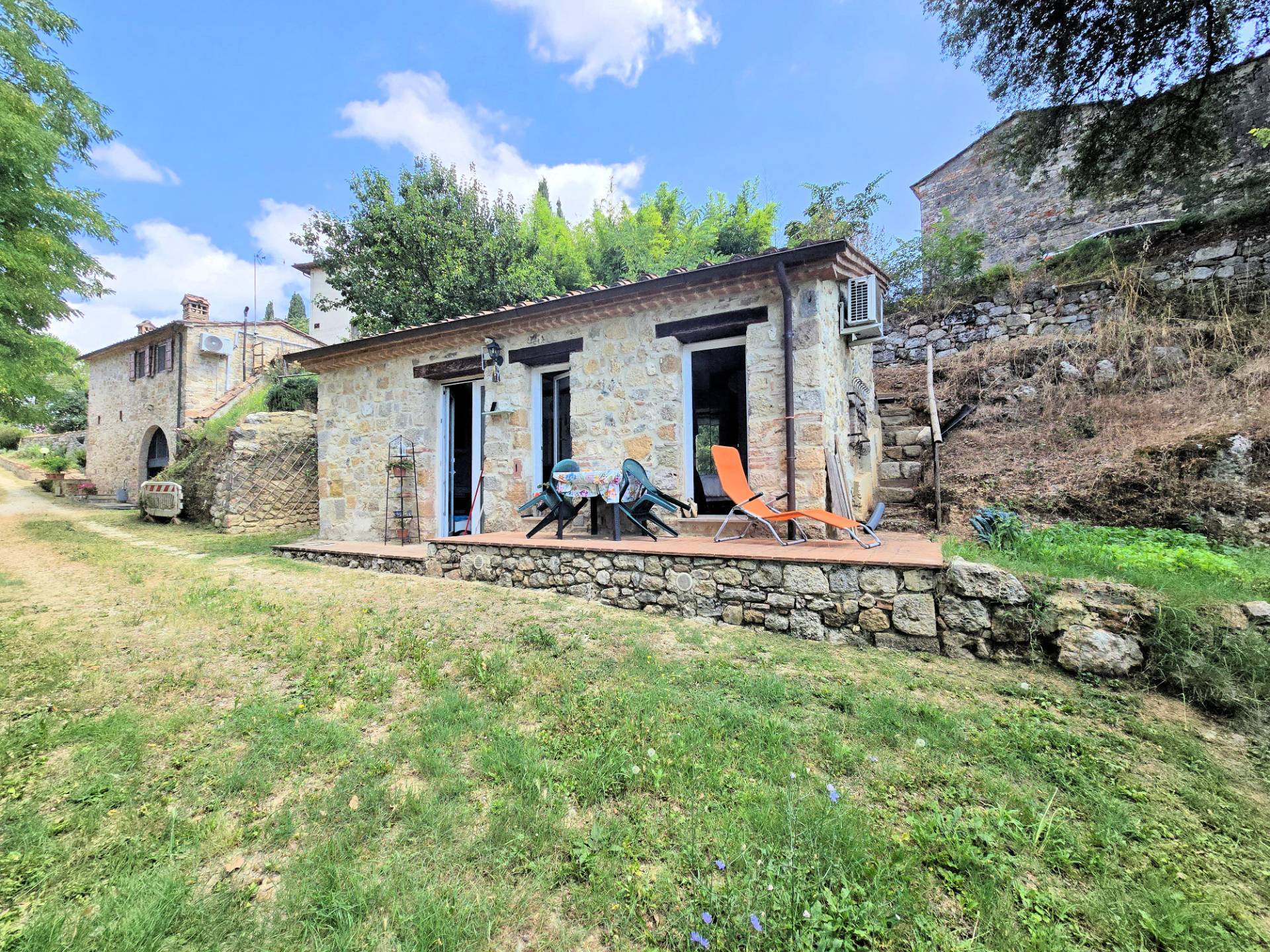 Antico fienile completamente ristrutturato con giardino e annessi posto in un piccolo borgo in vendi