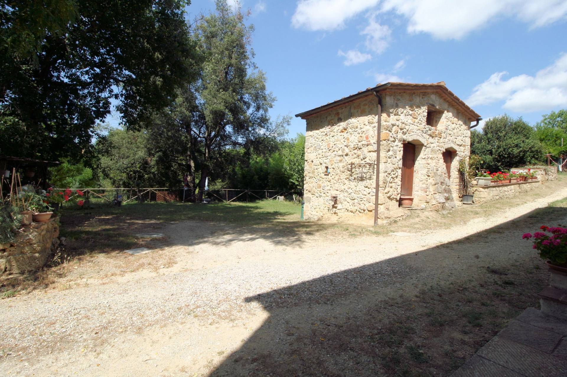 Antico fienile completamente ristrutturato con giardino e annessi posto in un piccolo borgo in vendi