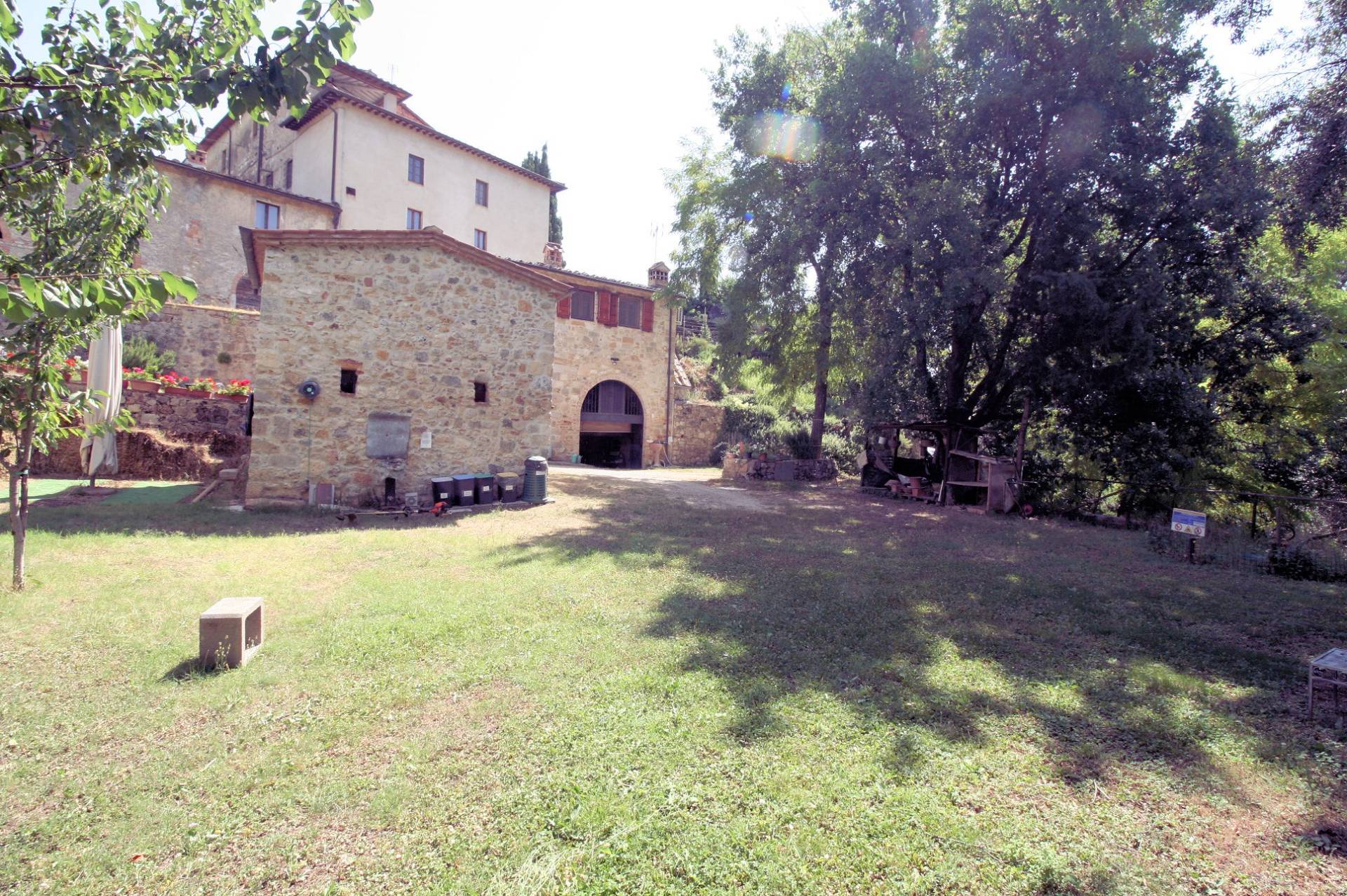 Antico fienile completamente ristrutturato con giardino e annessi posto in un piccolo borgo in vendi