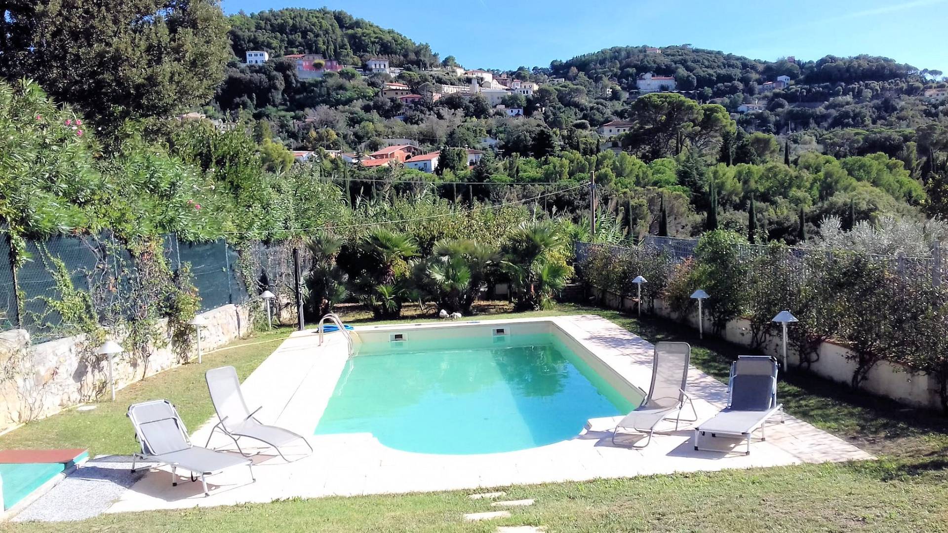 Villetta libera su tre lati in posizione collinare con piscina e vista mare in vendita a Livorno, Mo