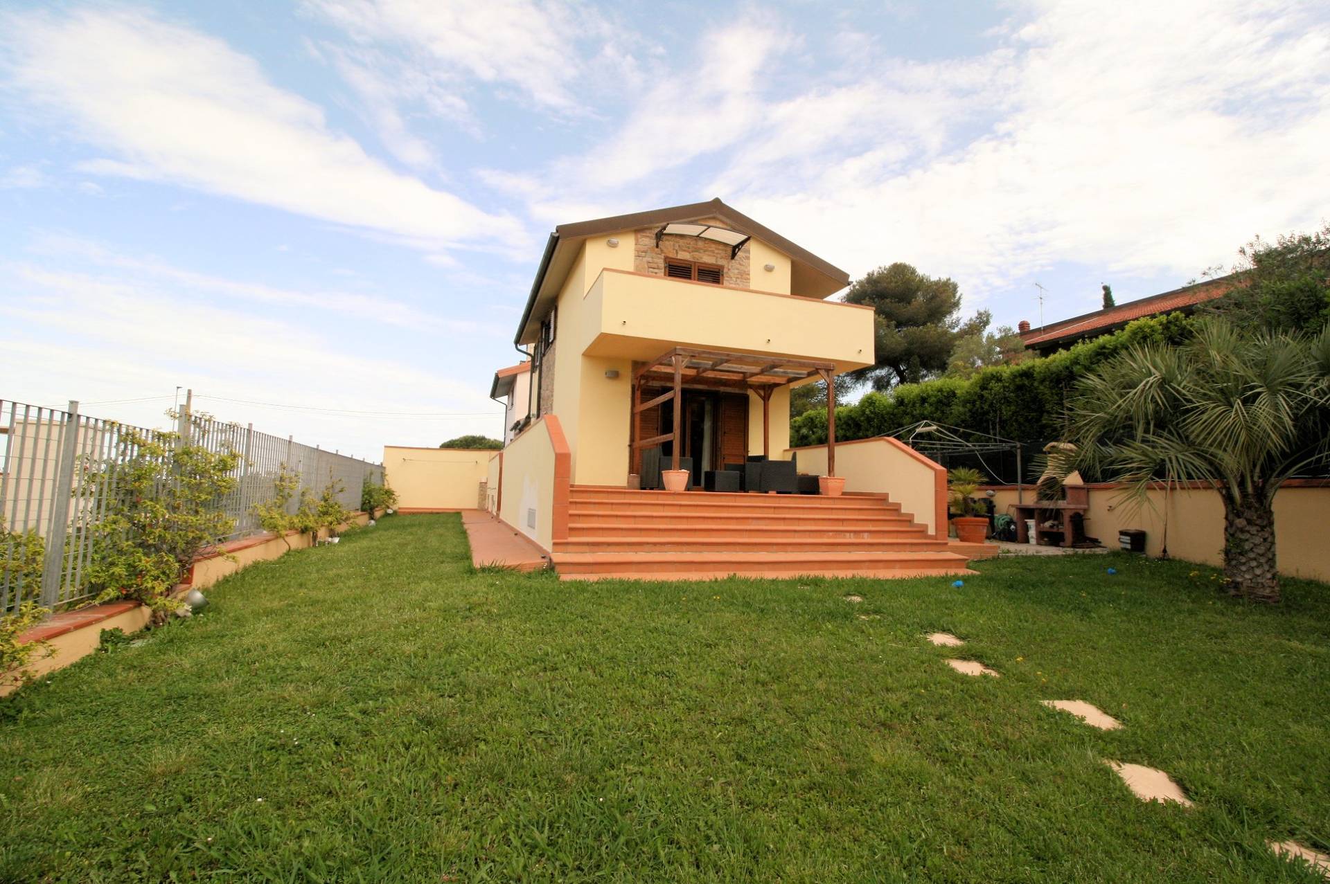 Villetta libera su tre lati in posizione collinare con piscina e vista mare in vendita a Livorno, Mo