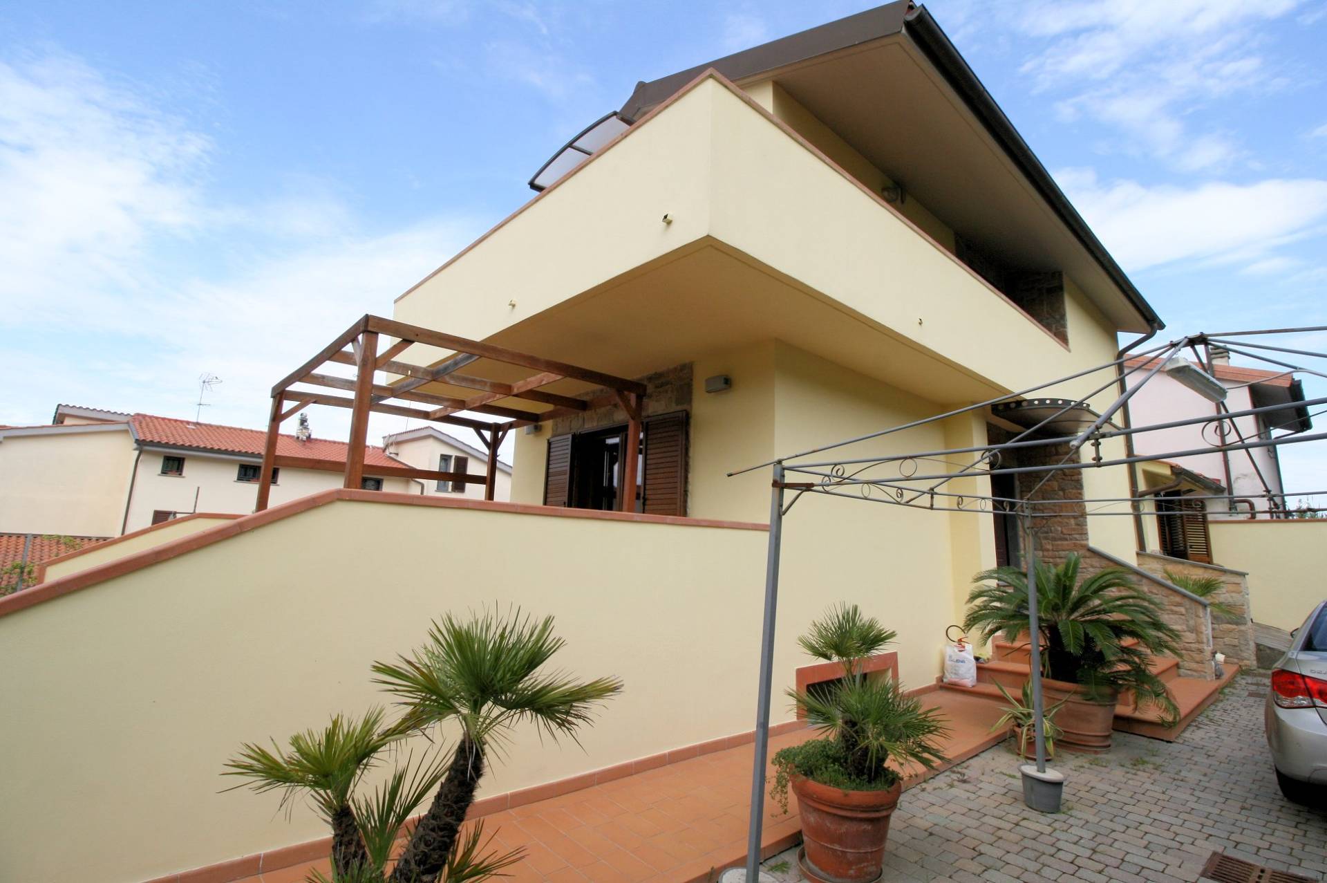 Villetta libera su tre lati in posizione collinare con piscina e vista mare in vendita a Livorno, Mo