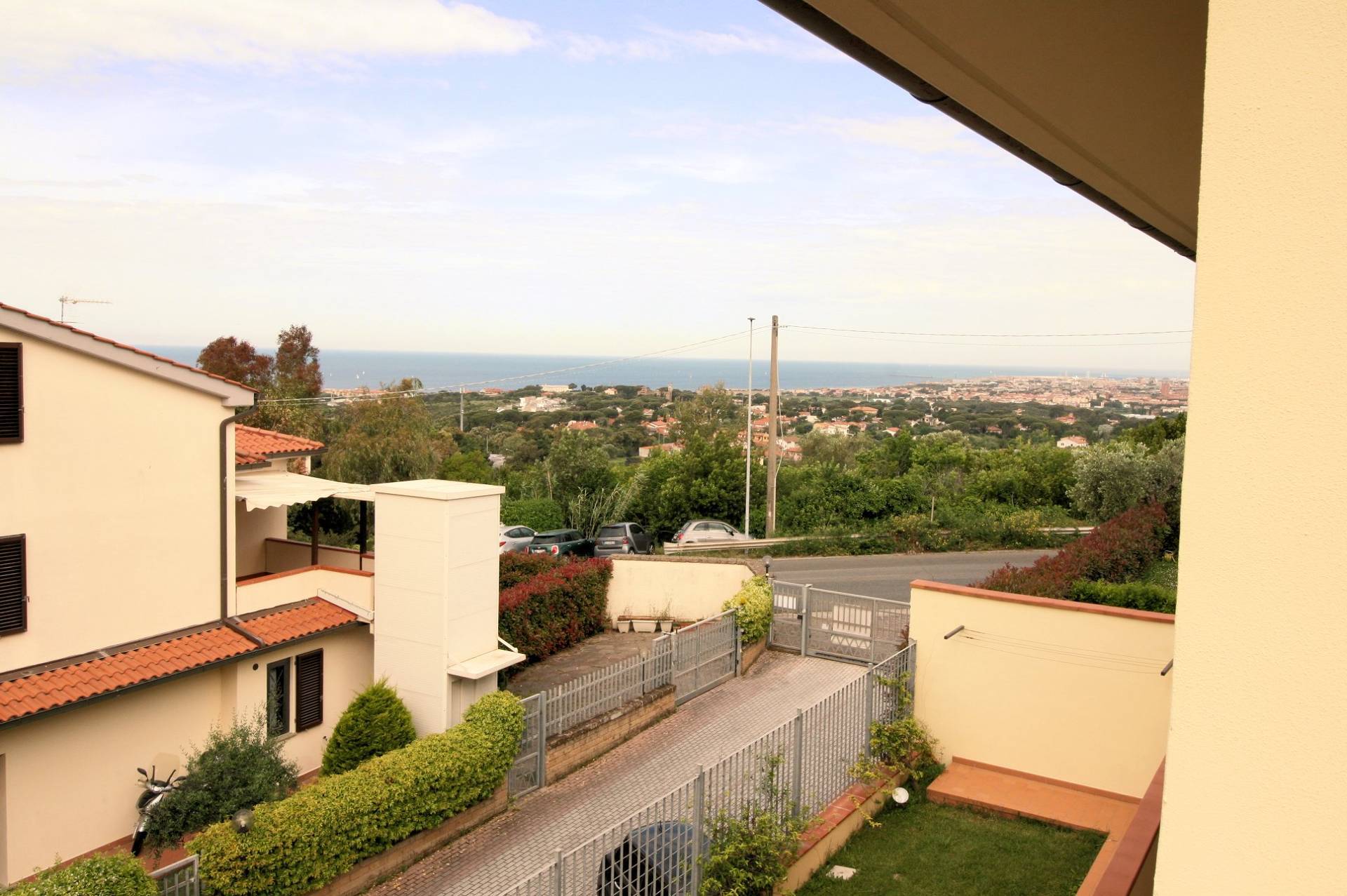 Villetta libera su tre lati in posizione collinare con piscina e vista mare in vendita a Livorno, Mo