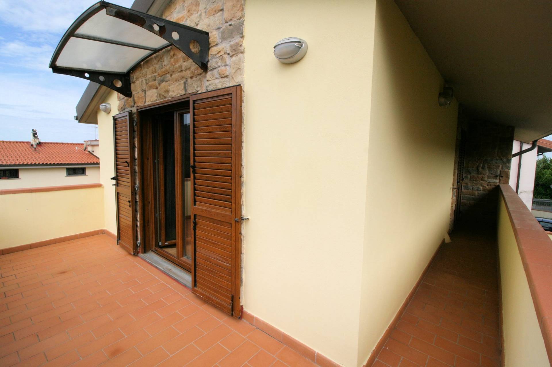 Villetta libera su tre lati in posizione collinare con piscina e vista mare in vendita a Livorno, Mo