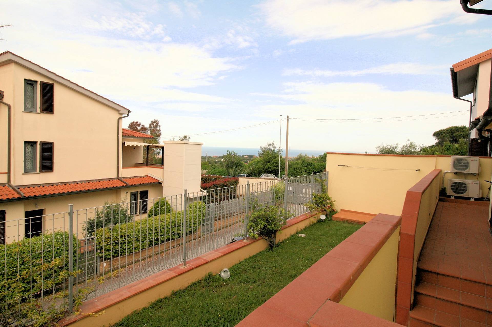 Villetta libera su tre lati in posizione collinare con piscina e vista mare in vendita a Livorno, Mo