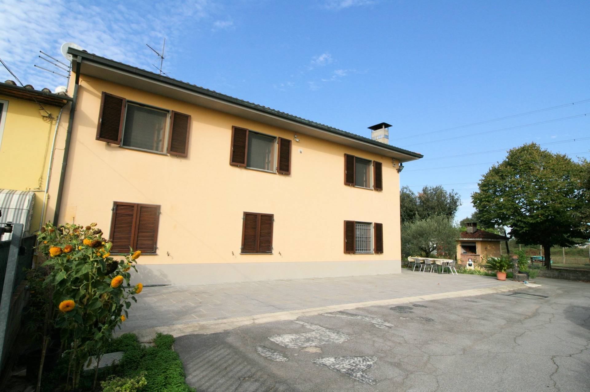 Villetta bifamiliare con due appartamenti e ampio terreno in vendita a Altopascio