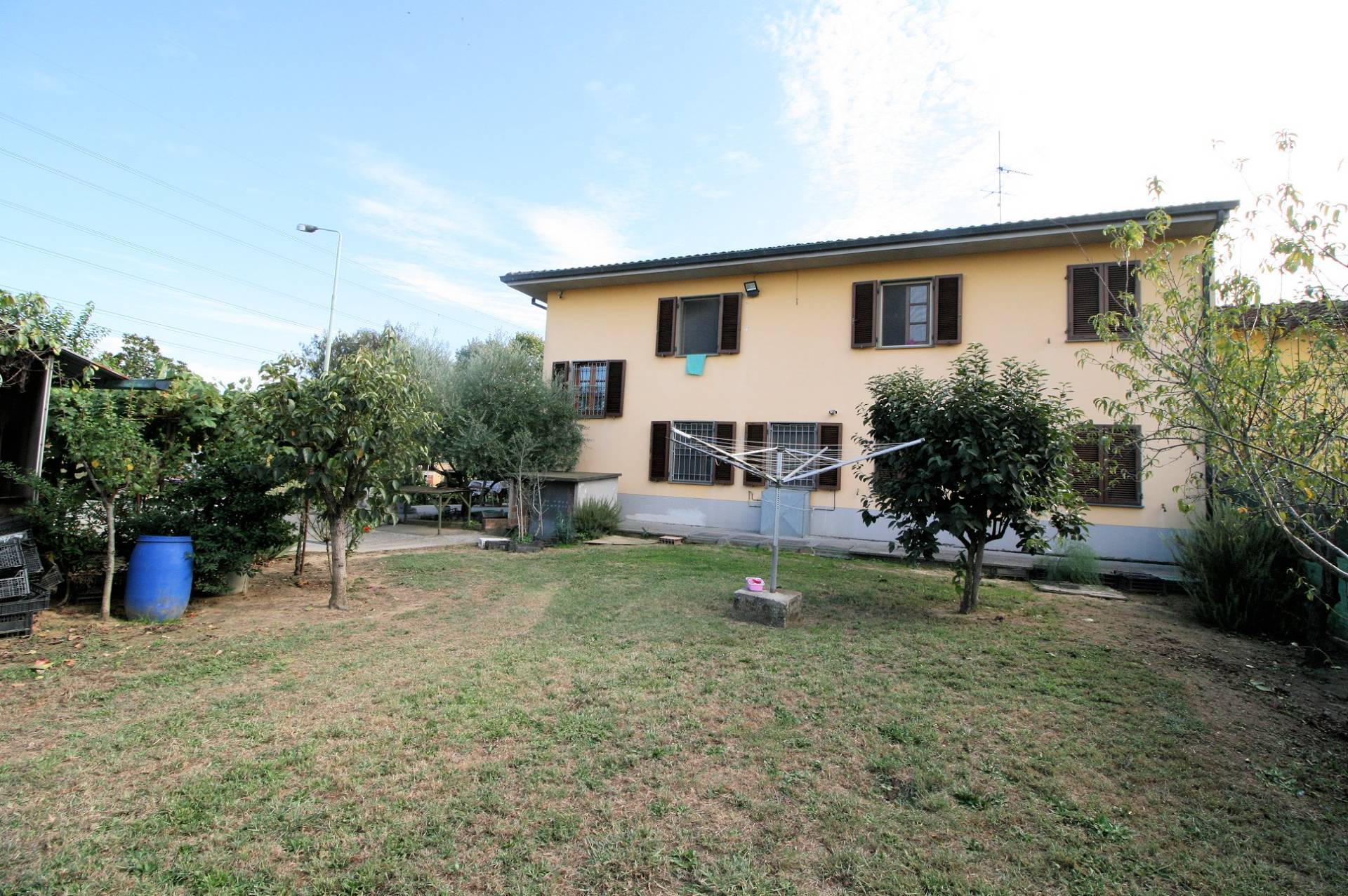 Villetta bifamiliare con due appartamenti e ampio terreno in vendita a Altopascio