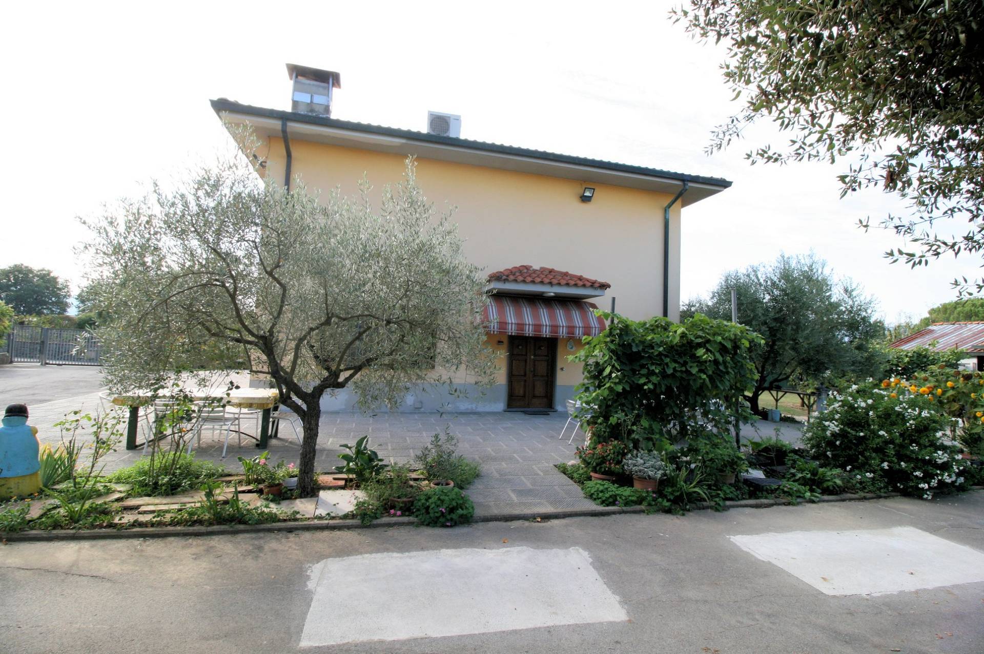 Villetta bifamiliare con due appartamenti e ampio terreno in vendita a Altopascio