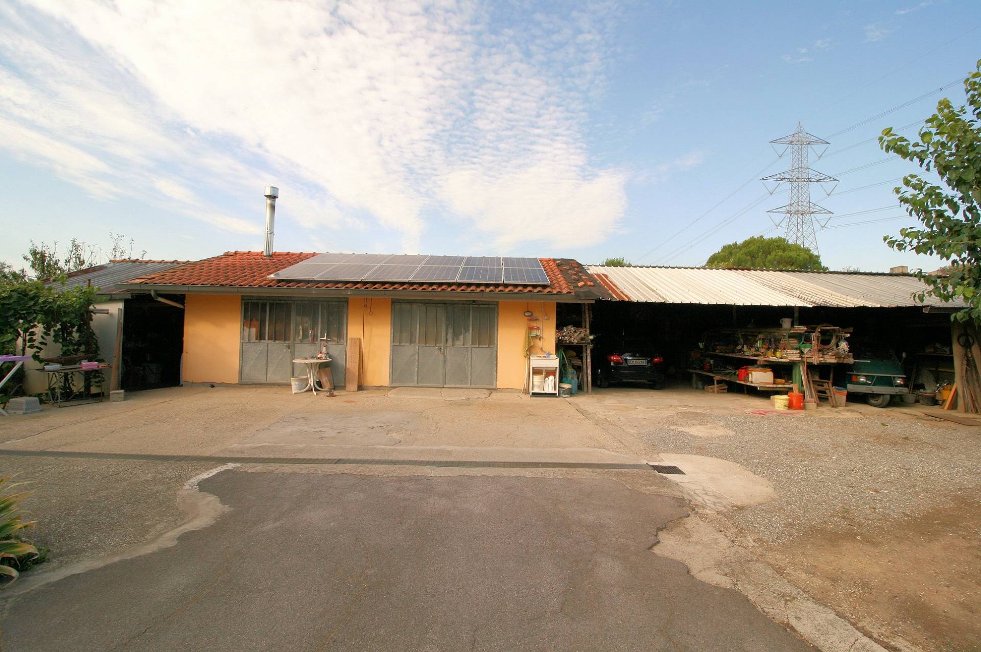 Villetta bifamiliare con due appartamenti e ampio terreno in vendita a Altopascio