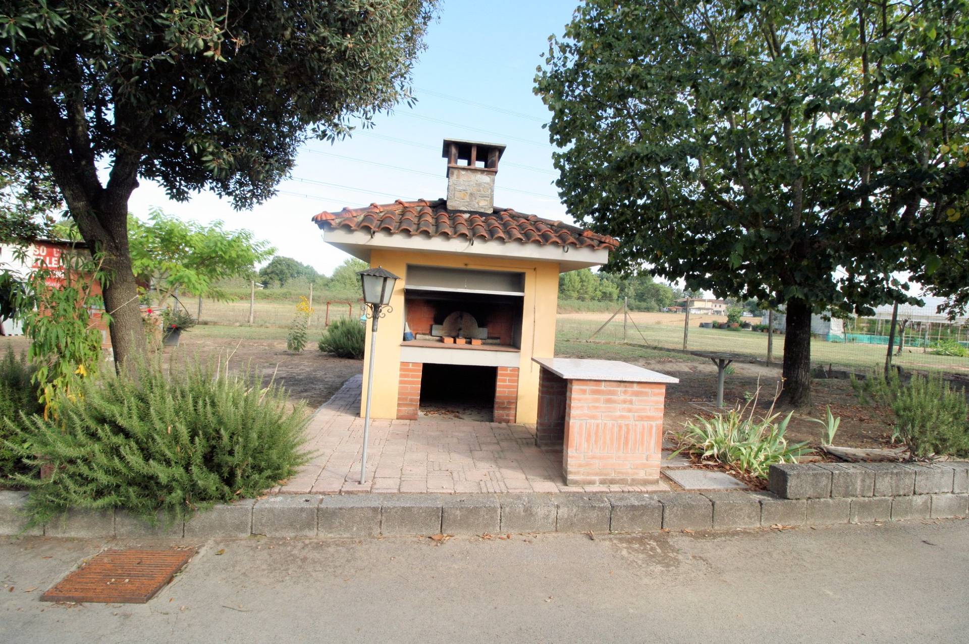 Villetta bifamiliare con due appartamenti e ampio terreno in vendita a Altopascio