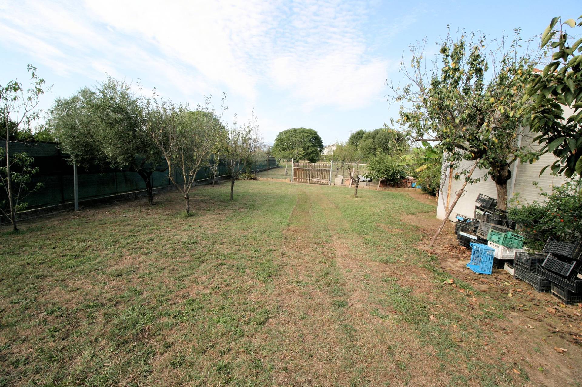 Villetta bifamiliare con due appartamenti e ampio terreno in vendita a Altopascio