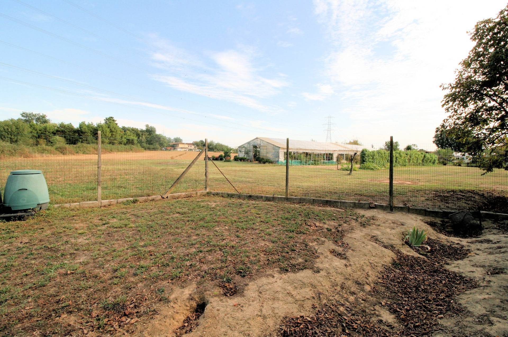 Villetta bifamiliare con due appartamenti e ampio terreno in vendita a Altopascio