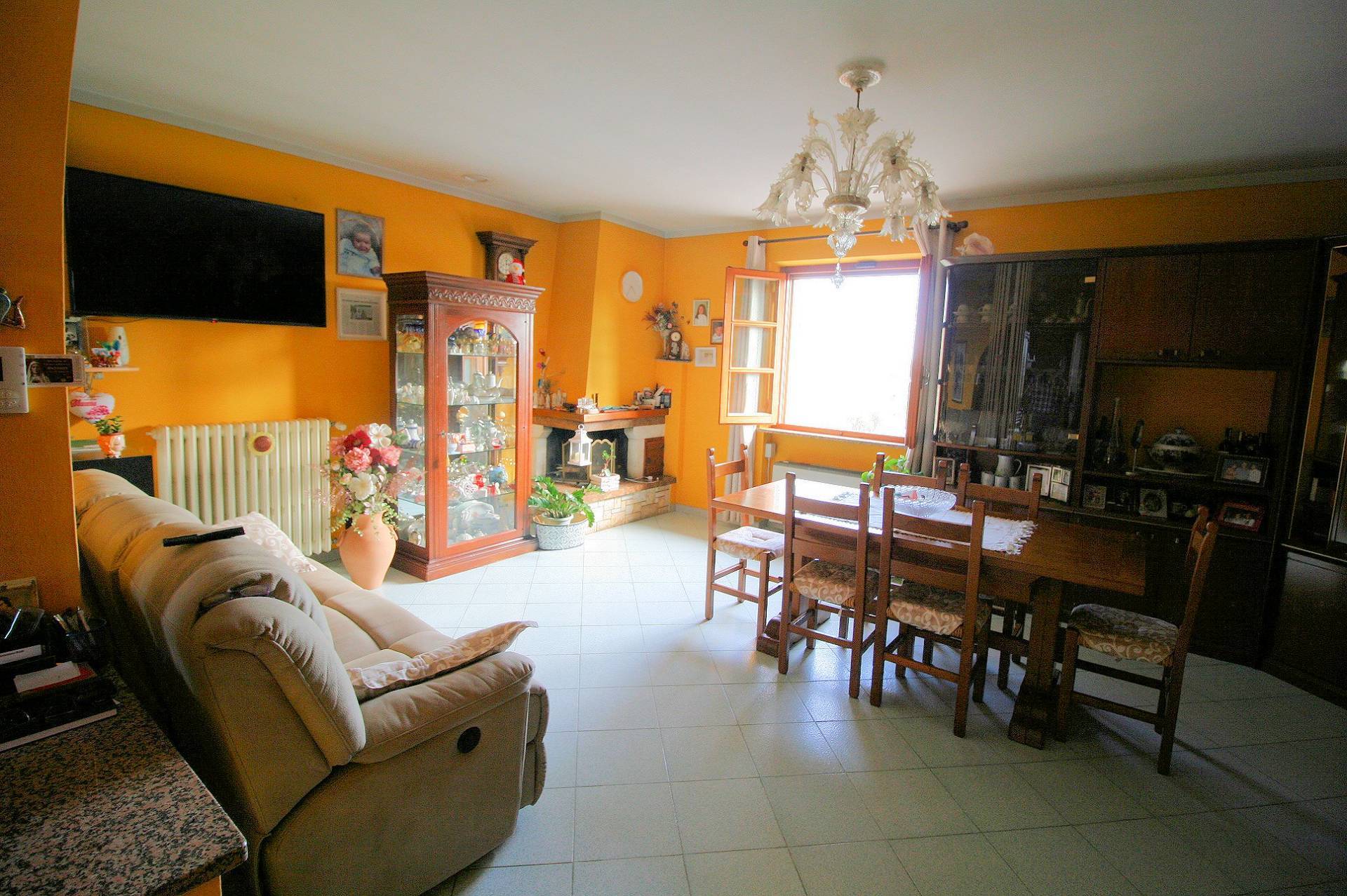 Villetta bifamiliare con due appartamenti e ampio terreno in vendita a Altopascio