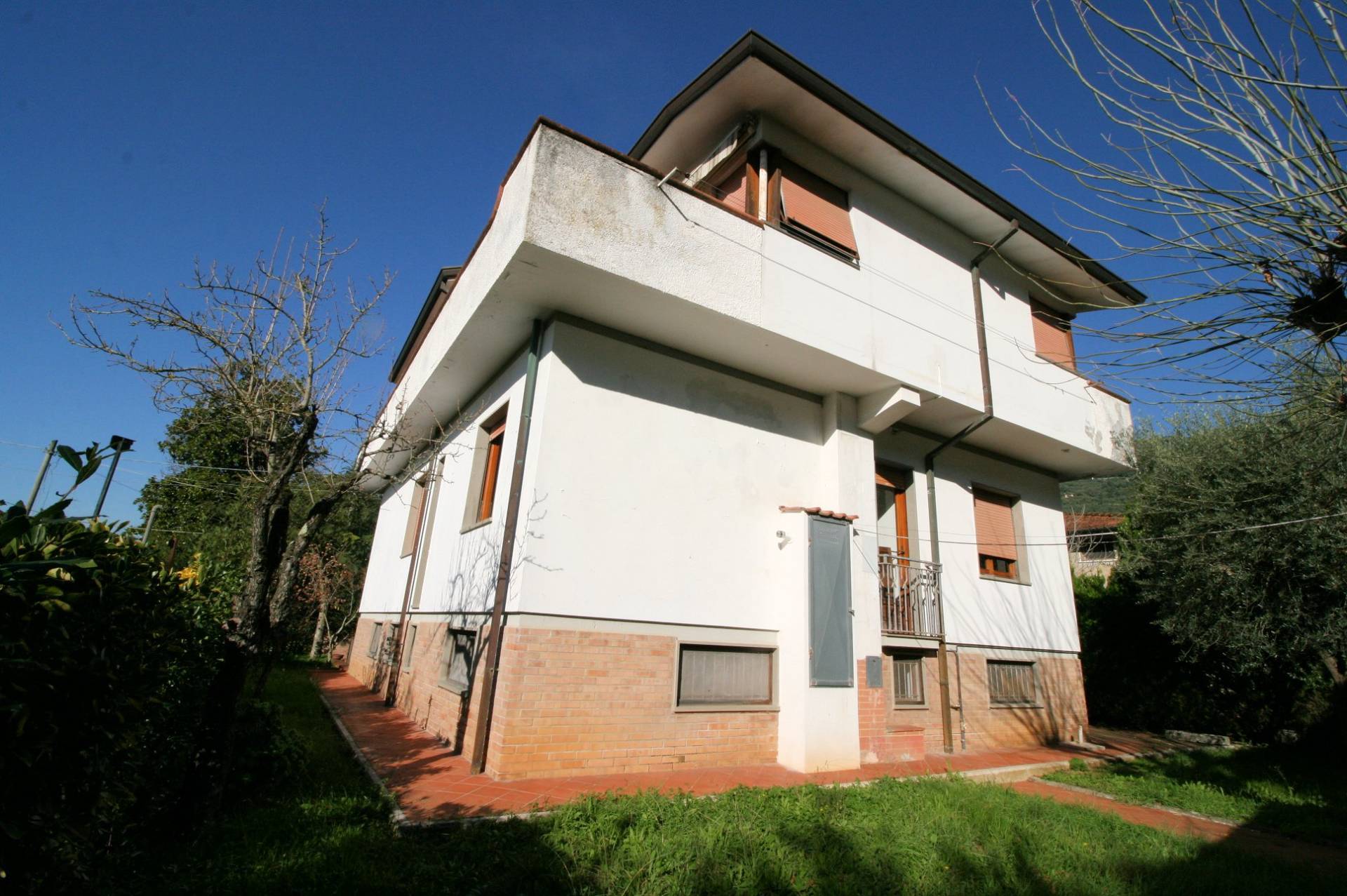 Villa unifamiliare di ampia superficie vicina al centro storico in vendita a Pietrasanta, Centro Sto