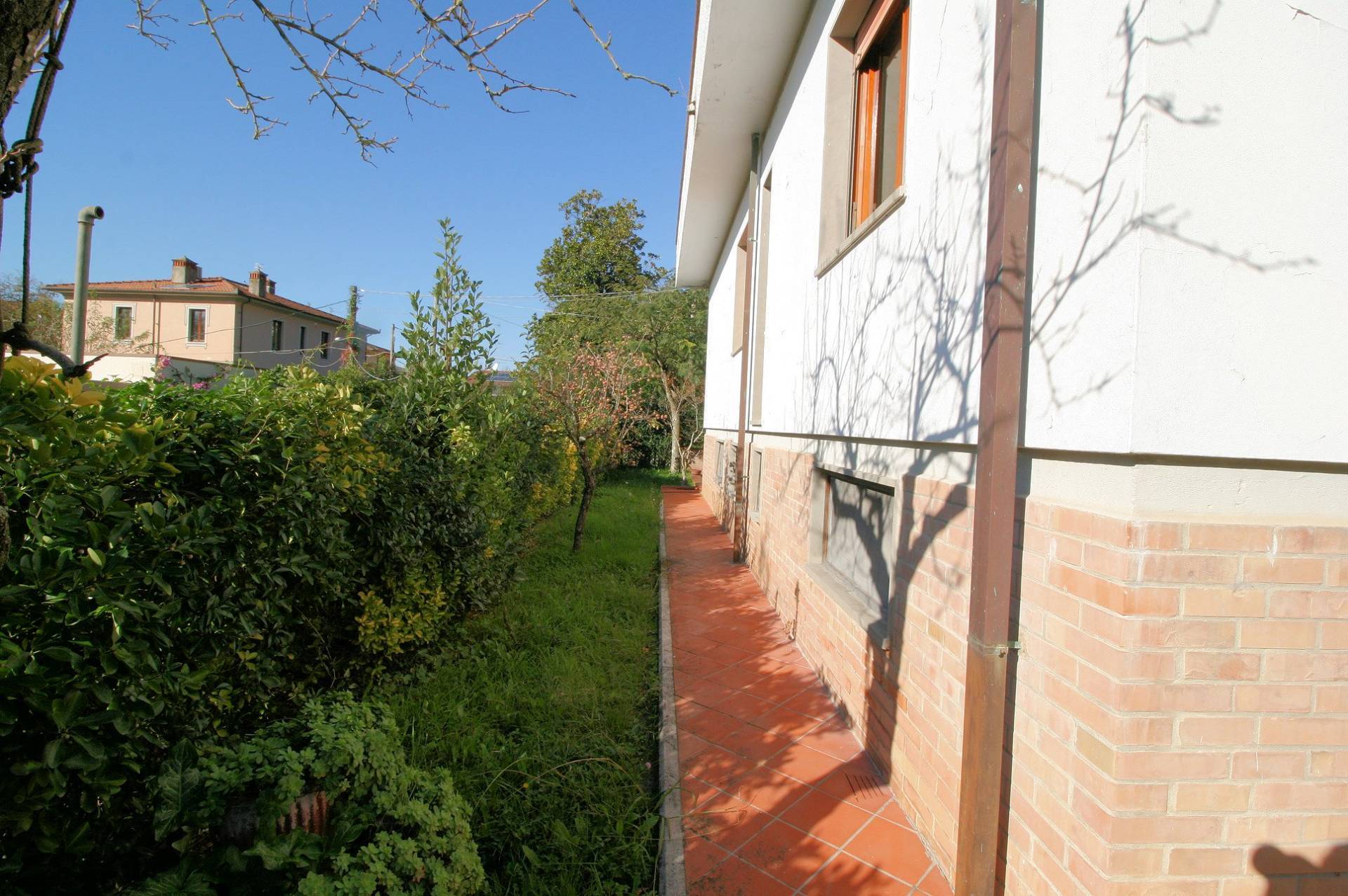 Villa unifamiliare di ampia superficie vicina al centro storico in vendita a Pietrasanta, Centro Sto