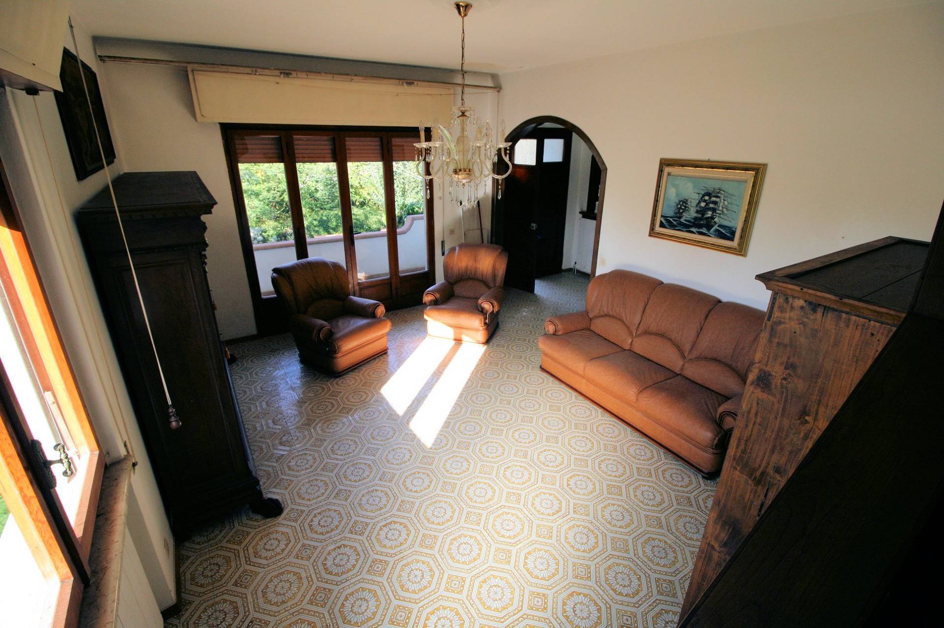 Villa unifamiliare di ampia superficie vicina al centro storico in vendita a Pietrasanta, Centro Sto