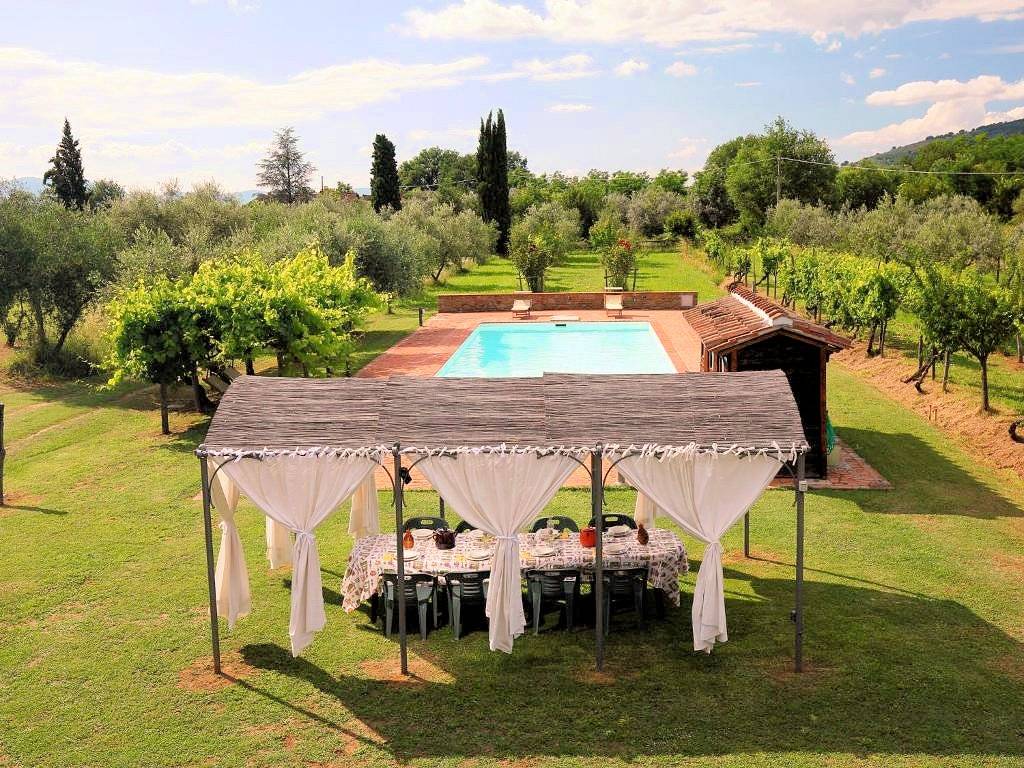 Complesso immobiliare di tipo rustico con vigneto uliveto piscina e annessi in vendita a Terranuova 