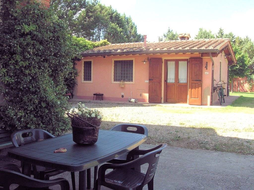 Complesso immobiliare di tipo rustico con vigneto uliveto piscina e annessi in vendita a Terranuova 