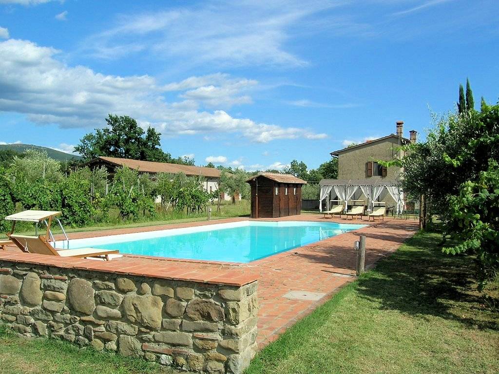 Complesso immobiliare di tipo rustico con vigneto uliveto piscina e annessi in vendita a Terranuova 