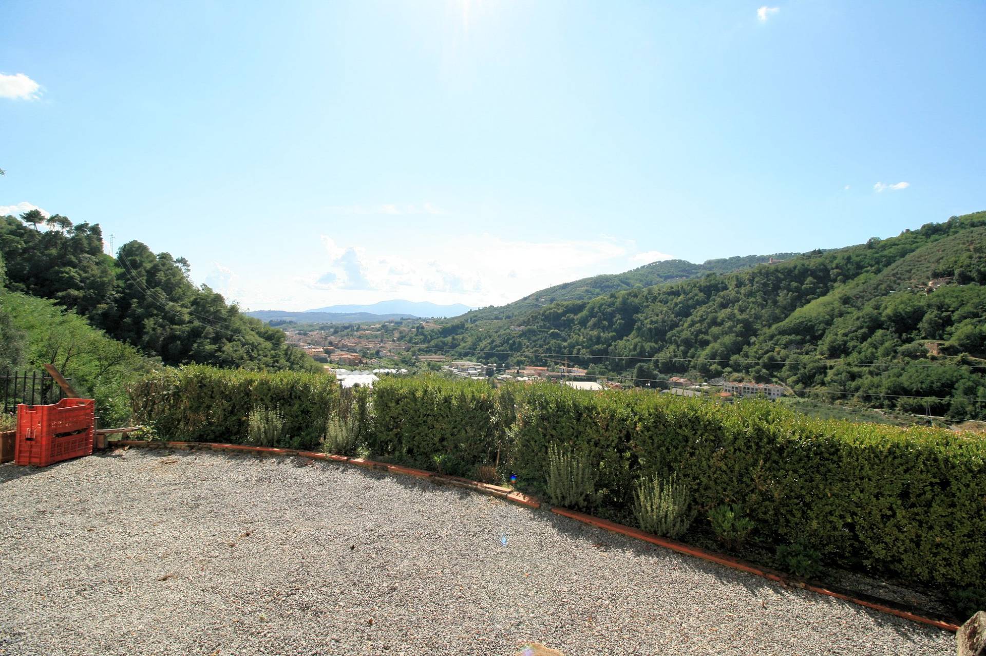 Porzione di villa bifamiliare con vista panoramica in vendita a Pescia