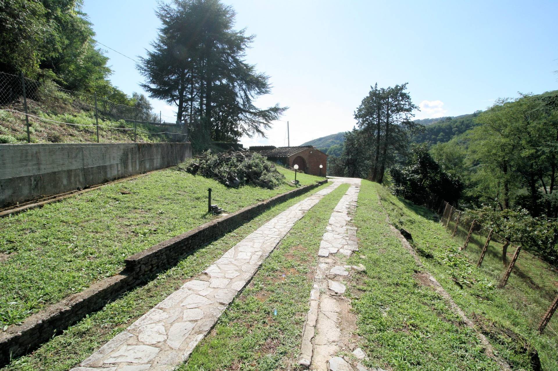 Porzione di villa bifamiliare con vista panoramica in vendita a Pescia