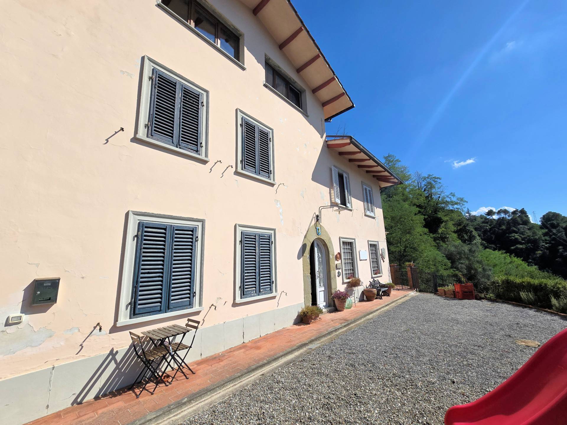 Porzione di villa bifamiliare con vista panoramica in vendita a Pescia
