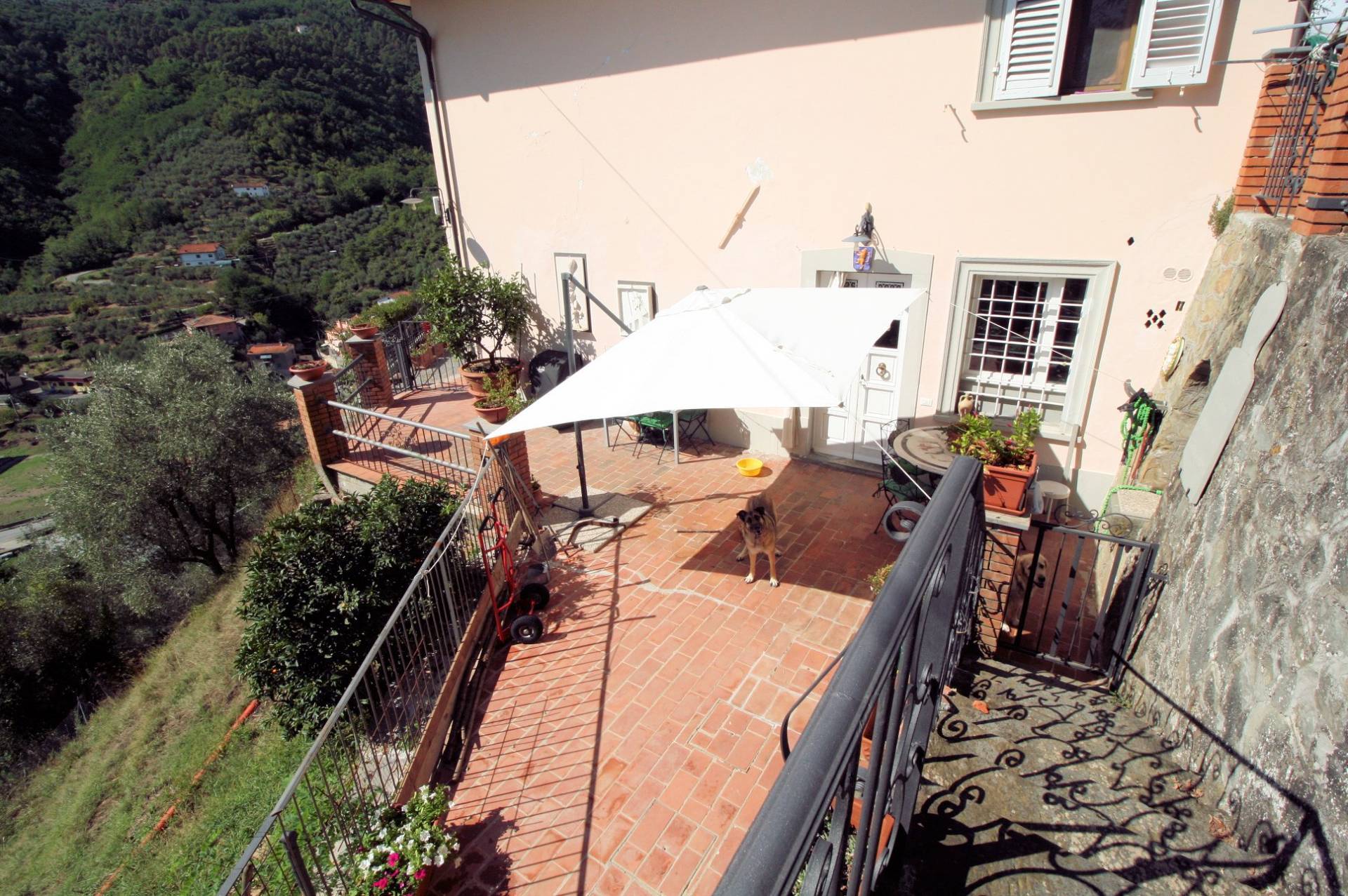 Porzione di villa bifamiliare con vista panoramica in vendita a Pescia