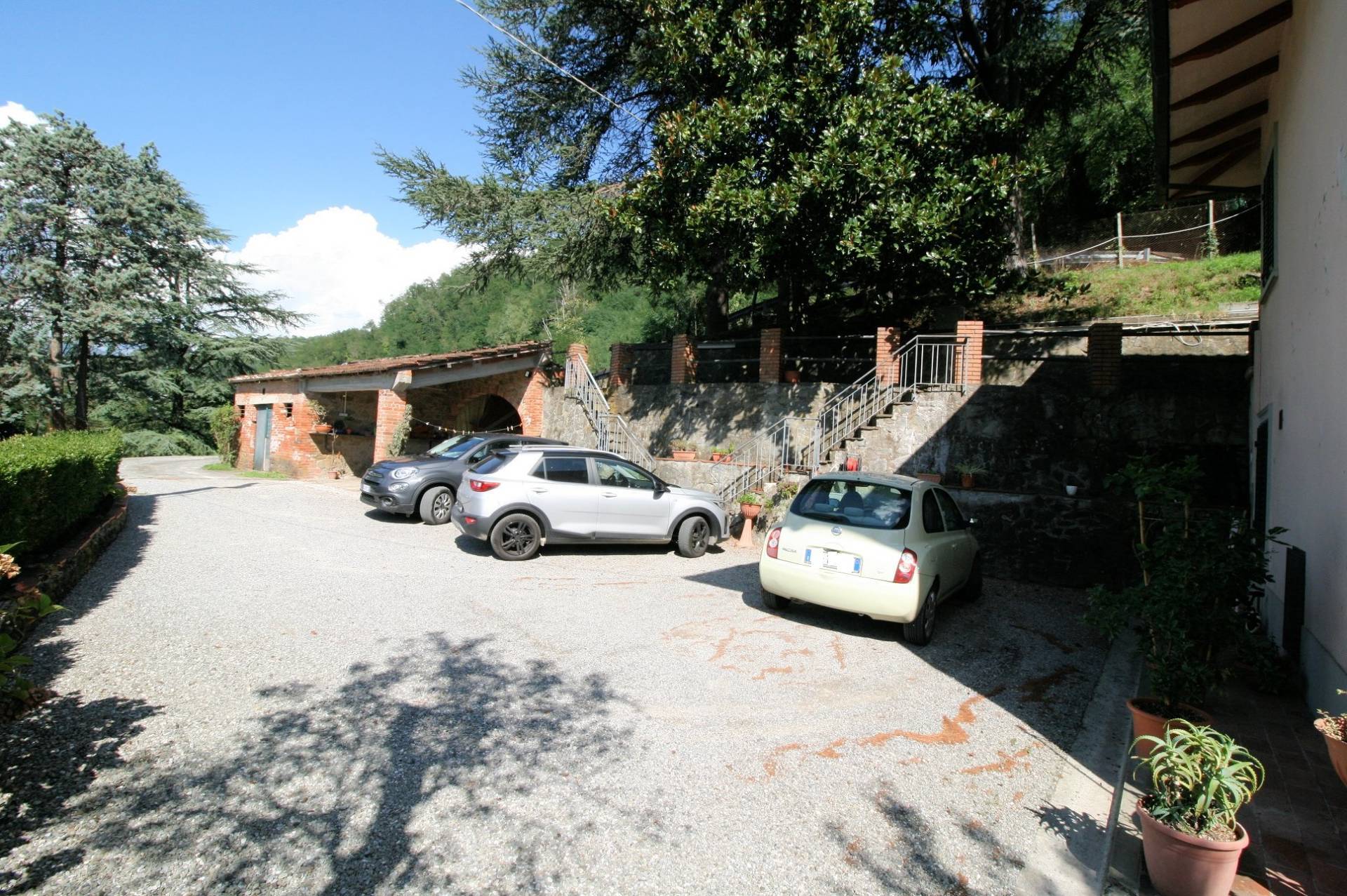 Porzione di villa bifamiliare con vista panoramica in vendita a Pescia