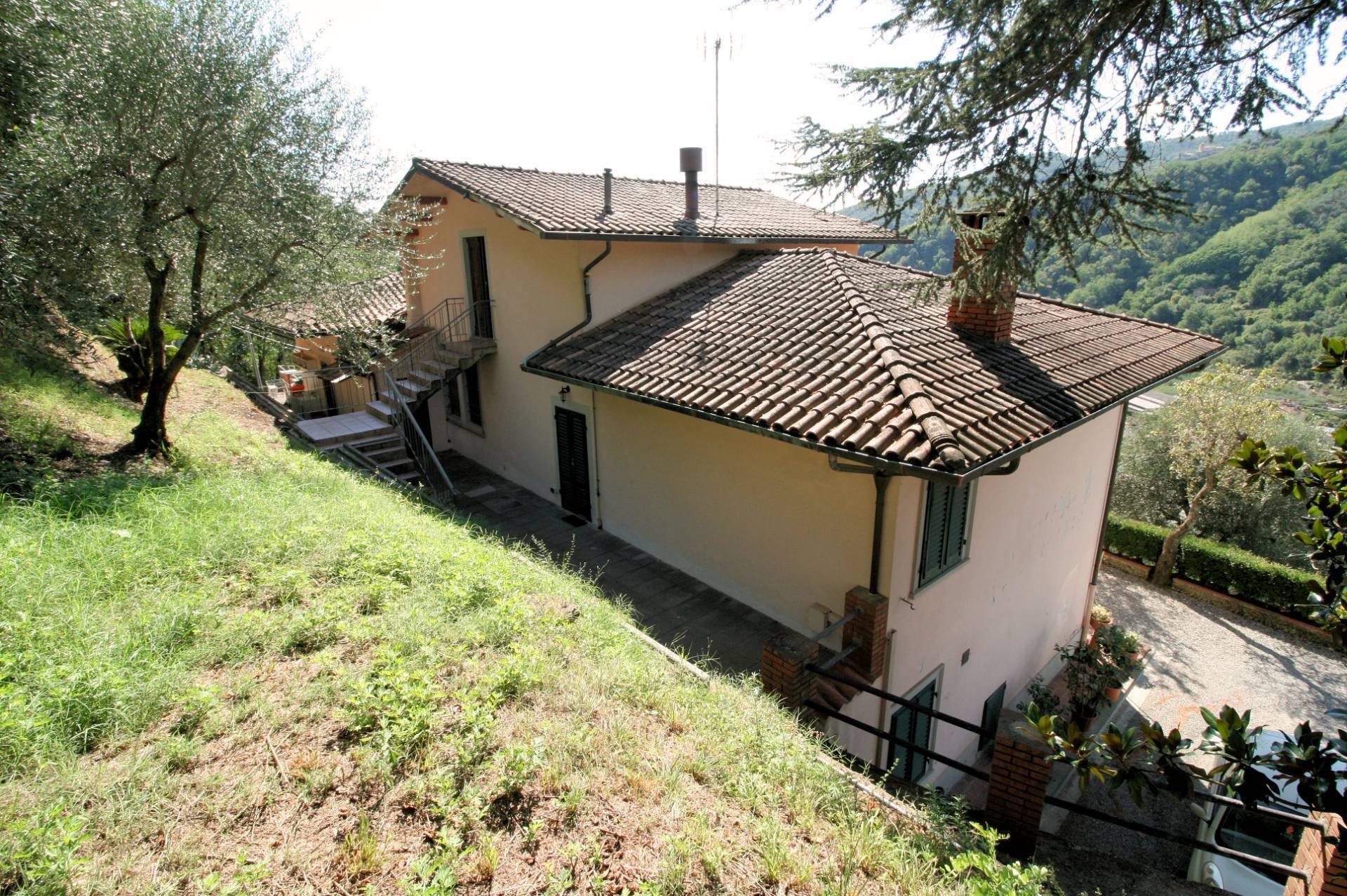 Porzione di villa bifamiliare con vista panoramica in vendita a Pescia