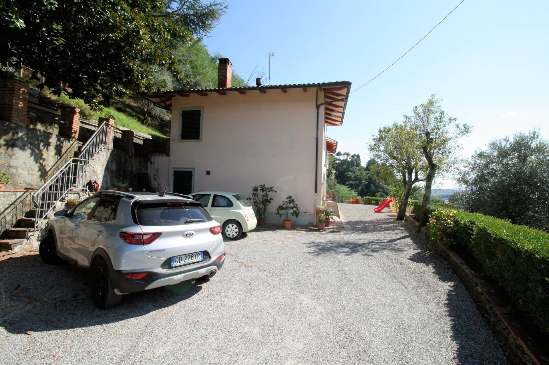 Porzione di villa bifamiliare con vista panoramica in vendita a Pescia