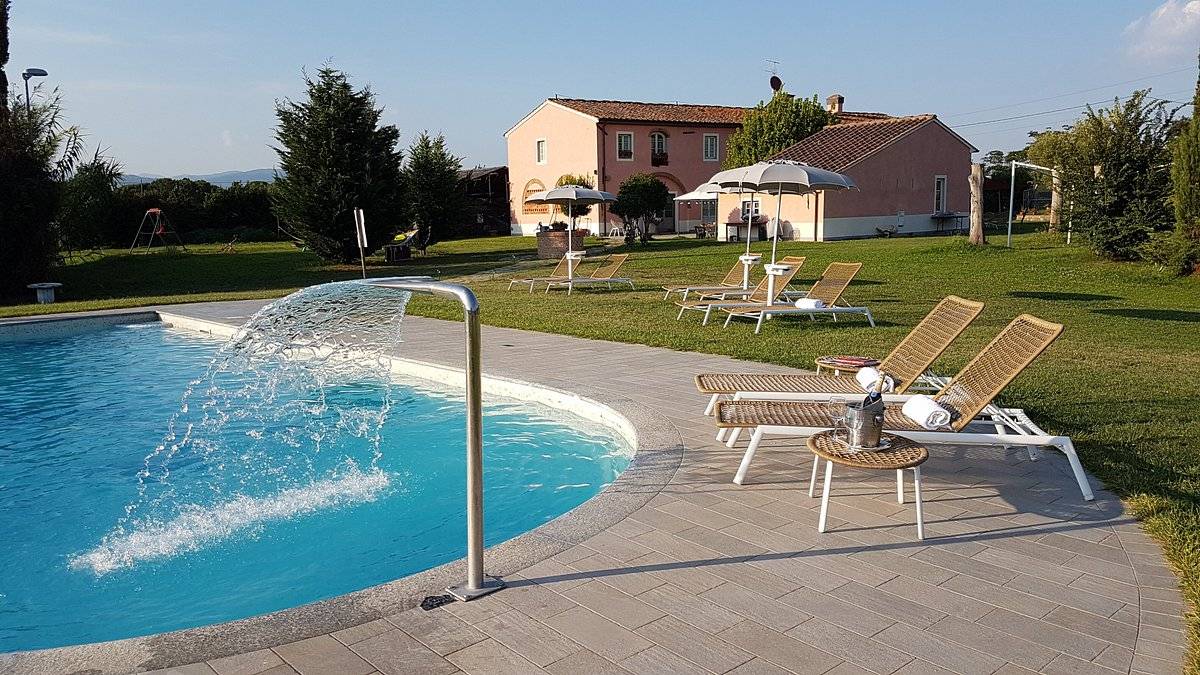Casale ristrutturato con parco e piscina in vendita a Altopascio