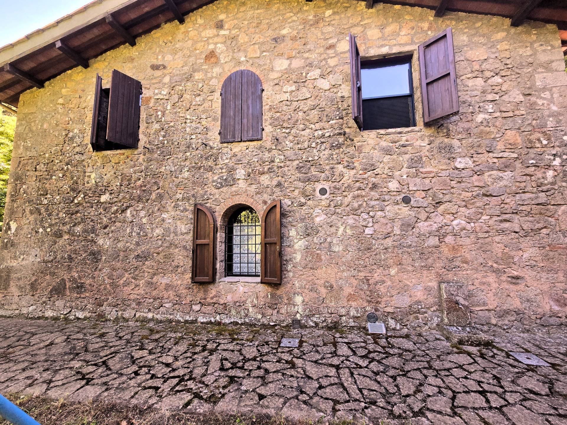Rustico ristrutturato in posizione collinare in vendita a Roccastrada, Roccatederighi