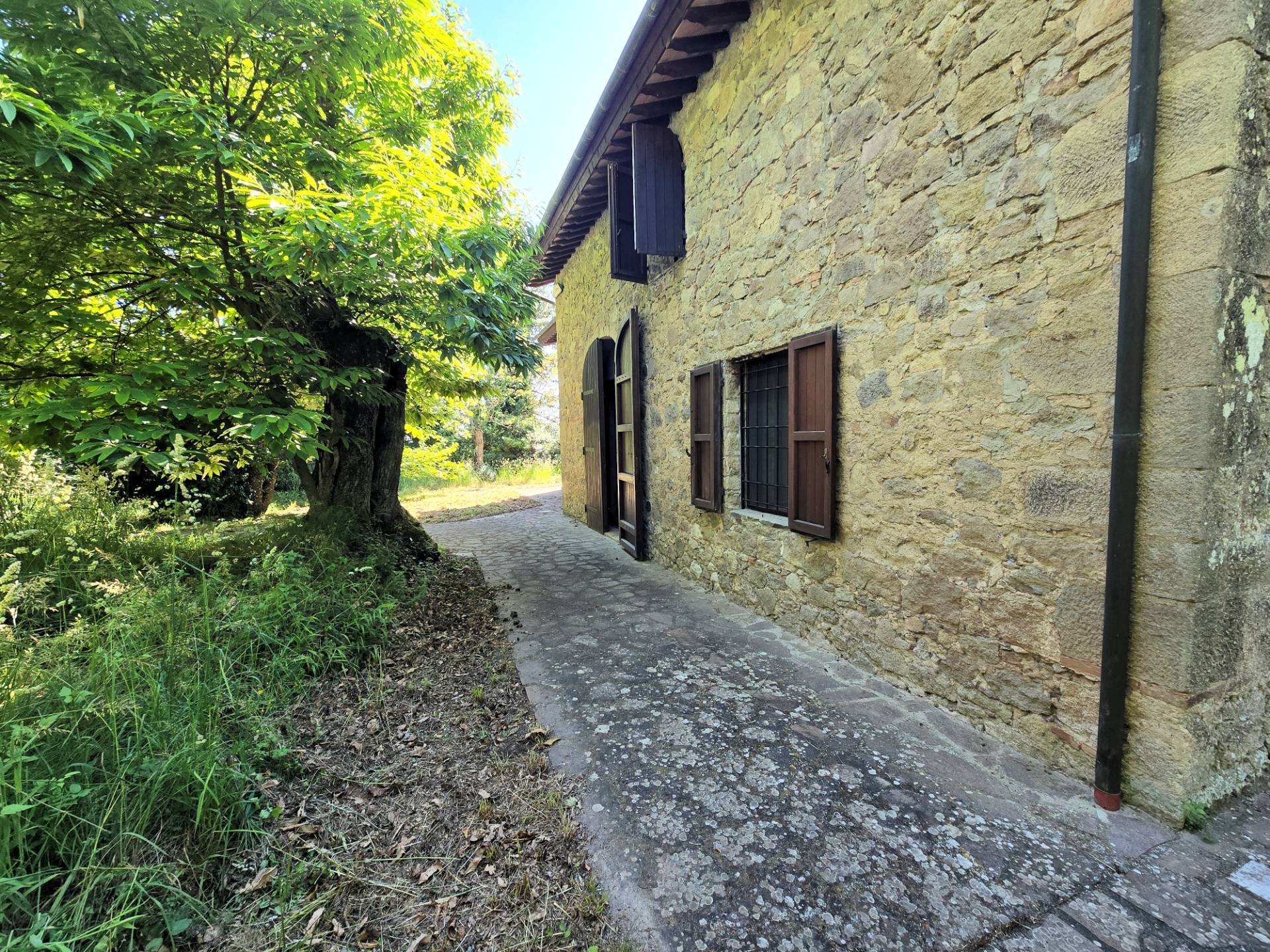 Rustico ristrutturato in posizione collinare in vendita a Roccastrada, Roccatederighi